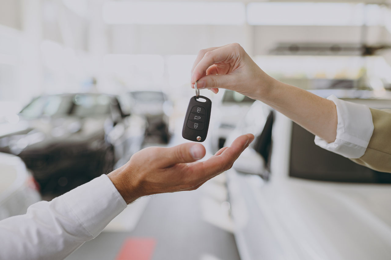 Cropped,Photo,Of,Male,Customer,Buyer,Client,Receive,Car,Keys